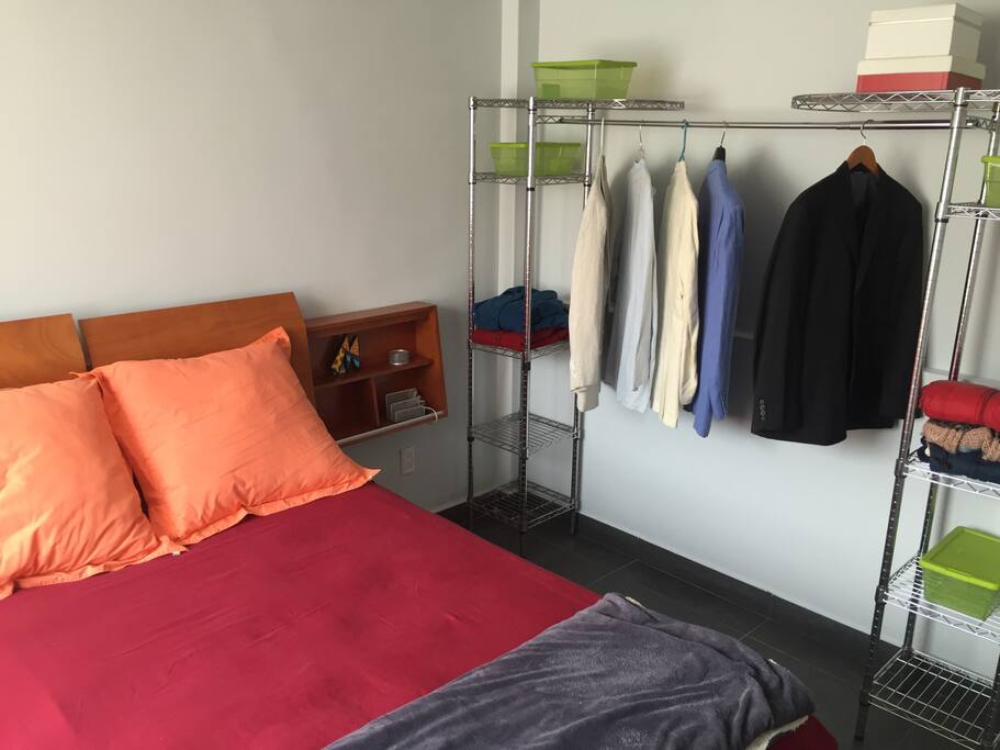 Recámara independiente privada con un baño completo y guardarropa