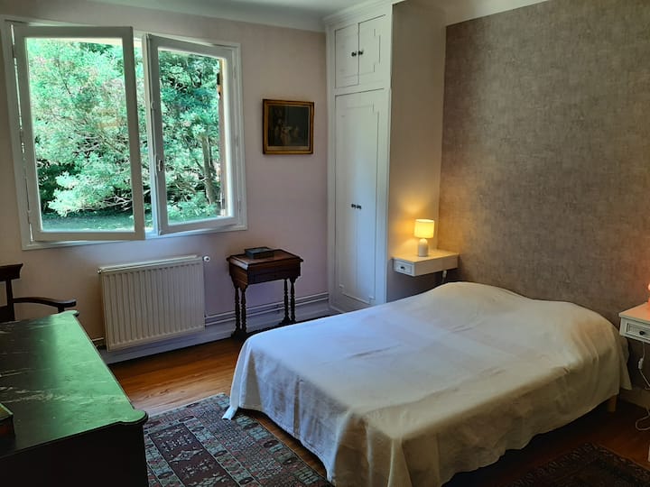 Chambre rose et grise Lit en 140