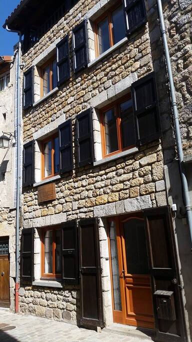 maison de village , refaite à neuf isolation phonique thermique, plein coeur du village du Malzieu.