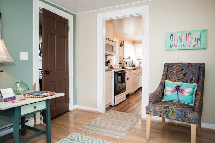 Stylish Lily Pond Cottage For Two - 디모인