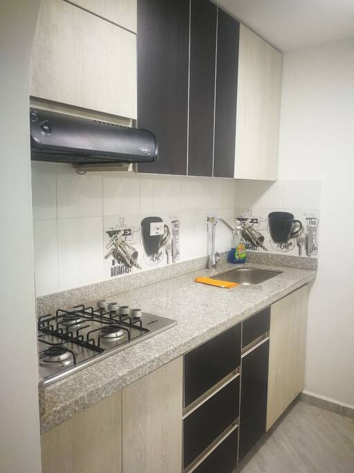 Una cocina inteligente, con excelente iluminación directa e iluminación indirecta y muy bien dotada