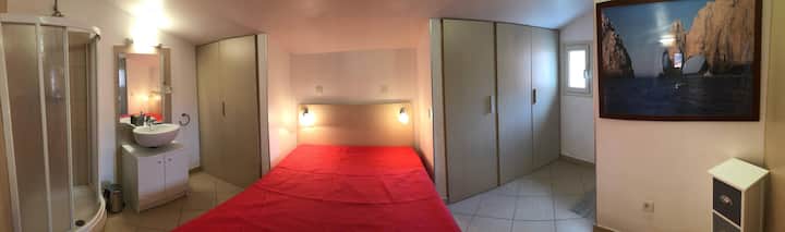 Prelijepa mezzanine spavaća soba s tuš kabinom, umivaonikom i dovoljno prostora za odlaganje.