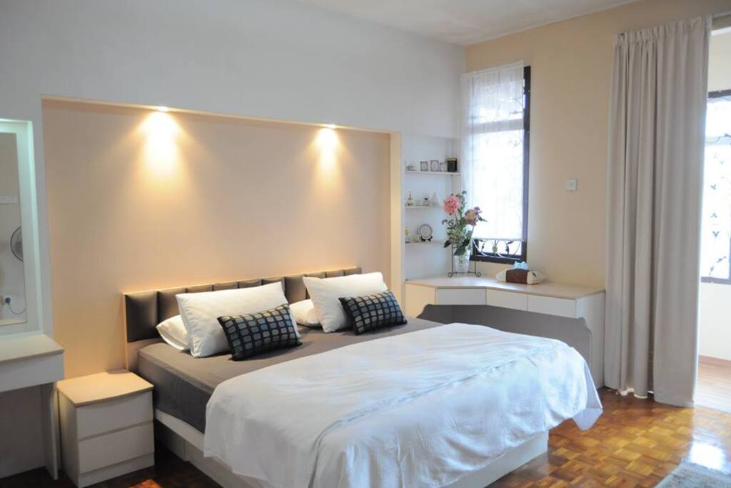 Room 1 (Master Bedroom)