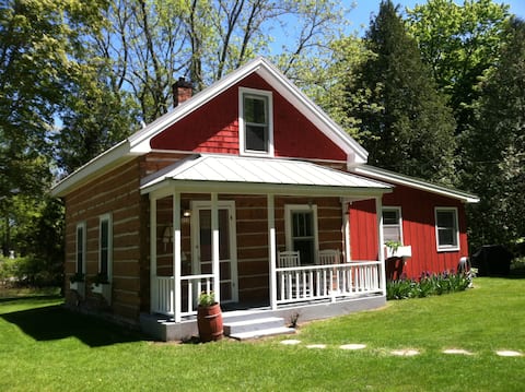 Historic Log Cabin by the Bay (Lake View)