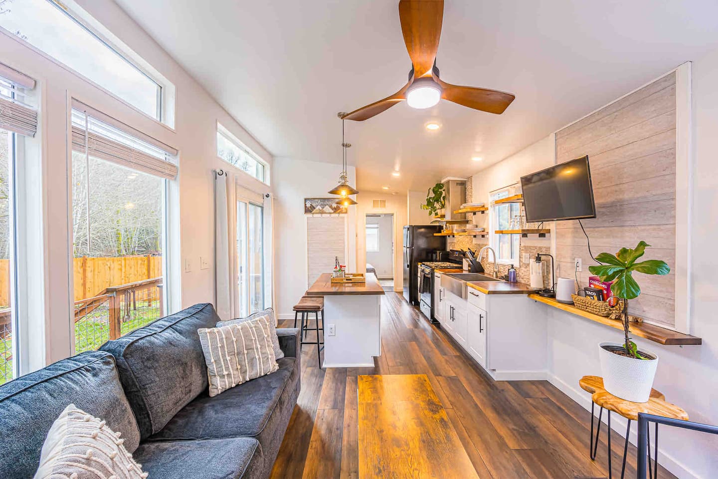 Rivers Edge:river side tiny home photo 2