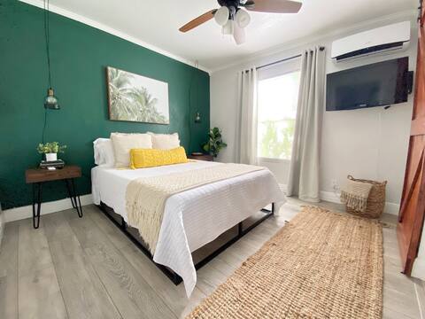 *KING BED* Private Cottage in the heart of WPB