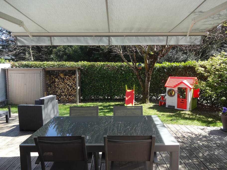 Jardin avec jeux d'enfants