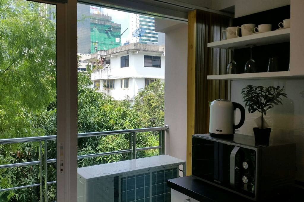 Kitchen equipped with microwave, electric kettle, etc.