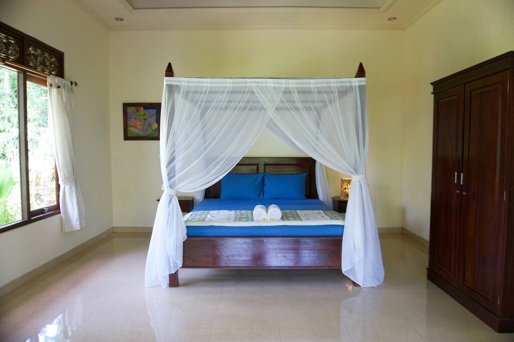 Double bedroom with high ceiling and fan