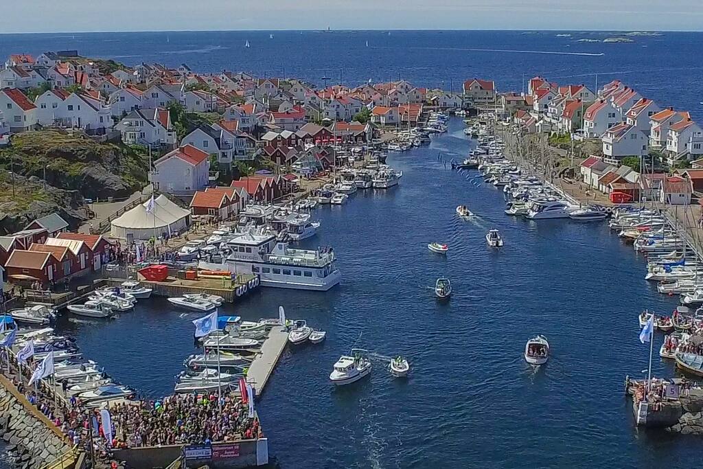 Åstol harbour with the ferry