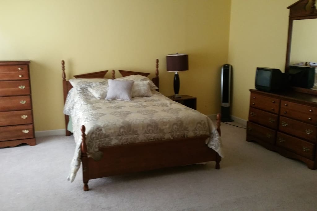 An additional full size bed is located in the spare room across the hall for parties of 3 or more.