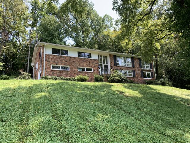 Hilltop Home – comfy, open, quick to downtown/BNA