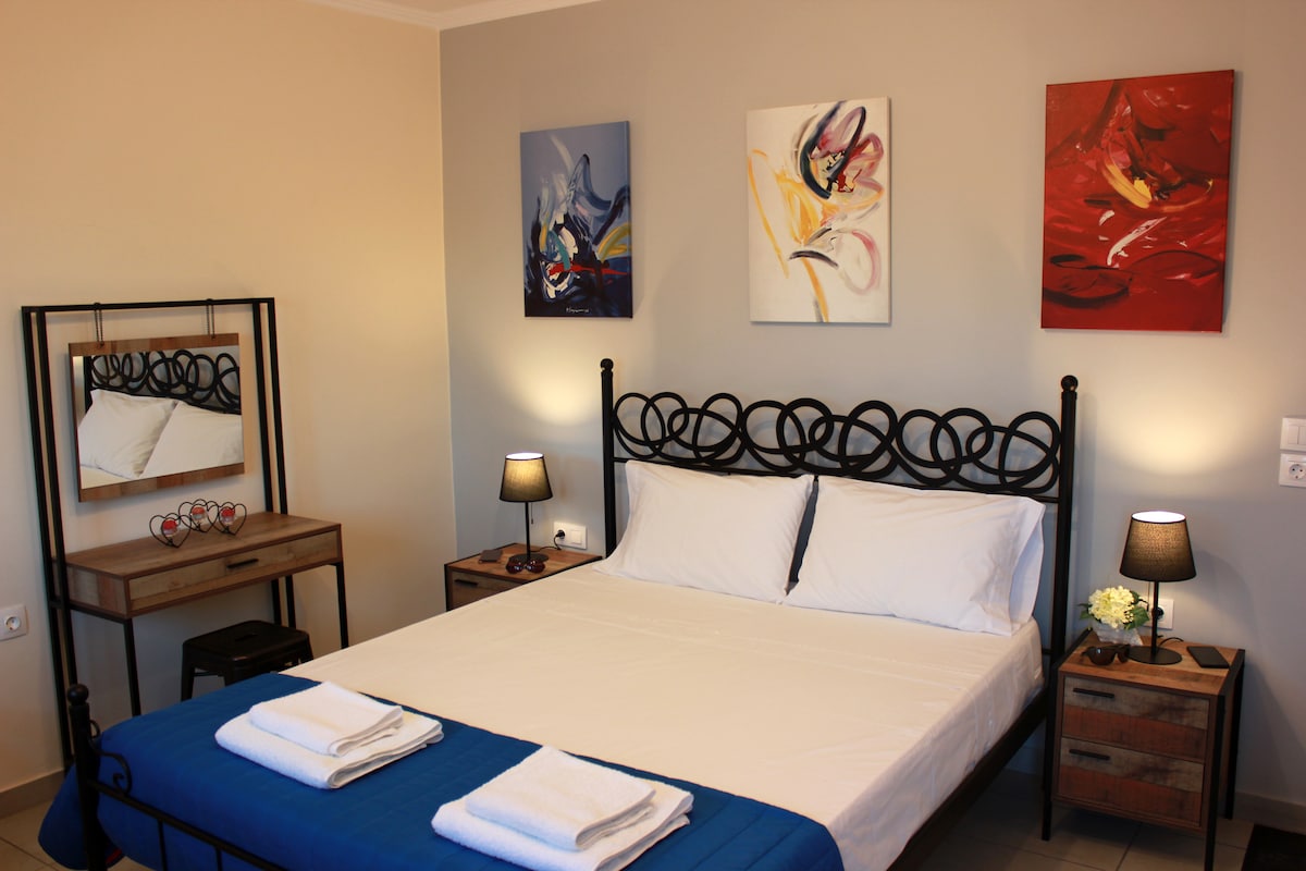 Krevet s anatomskom daskom za krevet. Madrac (džepne opruge 1,60 x 2,00 m),  jastuci, pomoćni stolići + svjetiljke, komoda + ogledalo, stolica. (Prekidači za glavno svjetlo i utikače nalaze se iznad oba bočna ormarića).