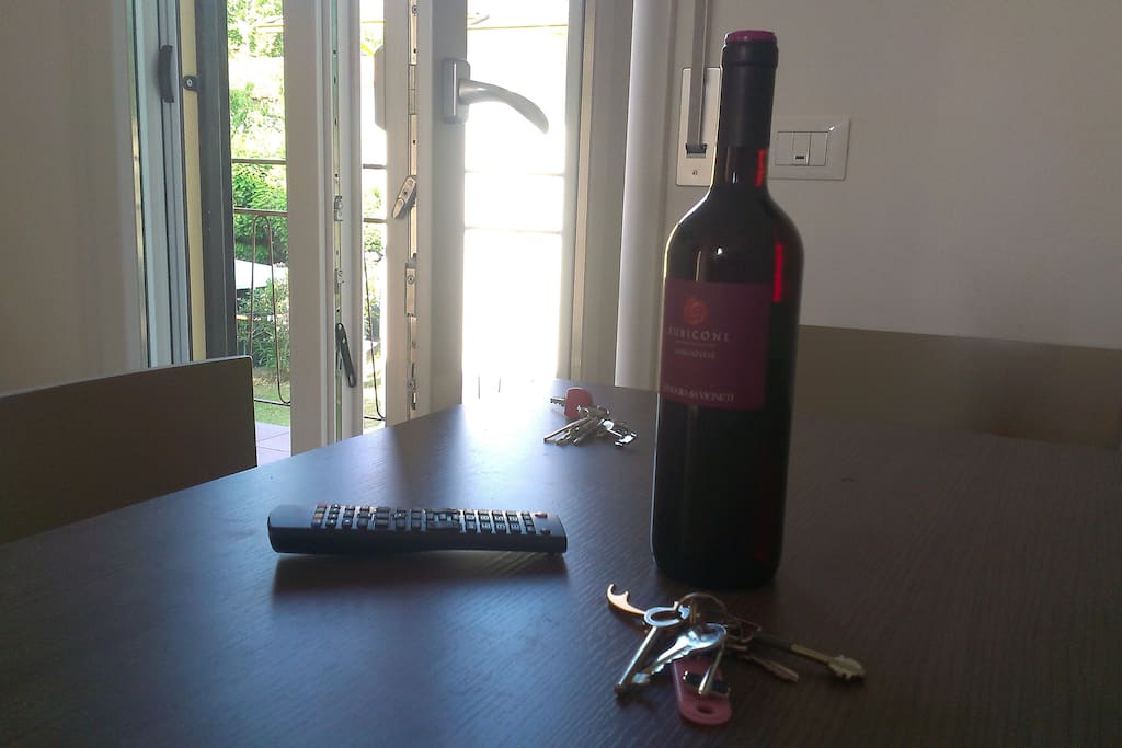 OSPITALITA' BOTTIGLIA VINO OMAGGIO