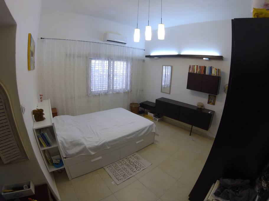 very big bedroom with a queen size bed and gigantic closet (on the right of the picture)