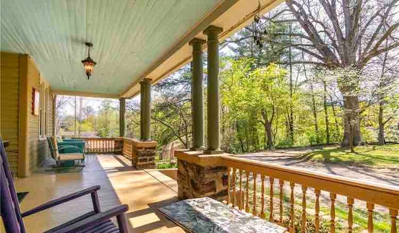 5 bedrooms, Historic home, Fire pit, Dog Friendly