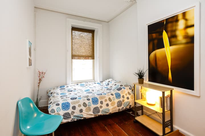 Menšia izba. Manželská posteľ, tichá, svetlá 