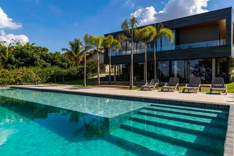 Black House - Refinement and sophistication in the valley.