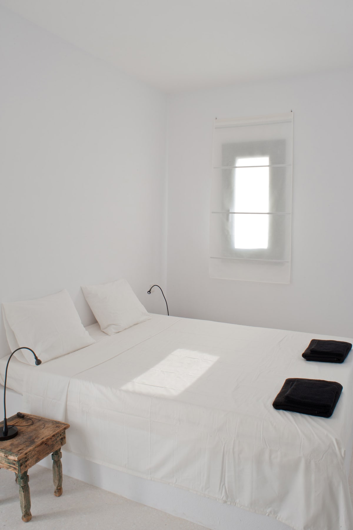 Le lit double dans la chambre / The double bed in the room