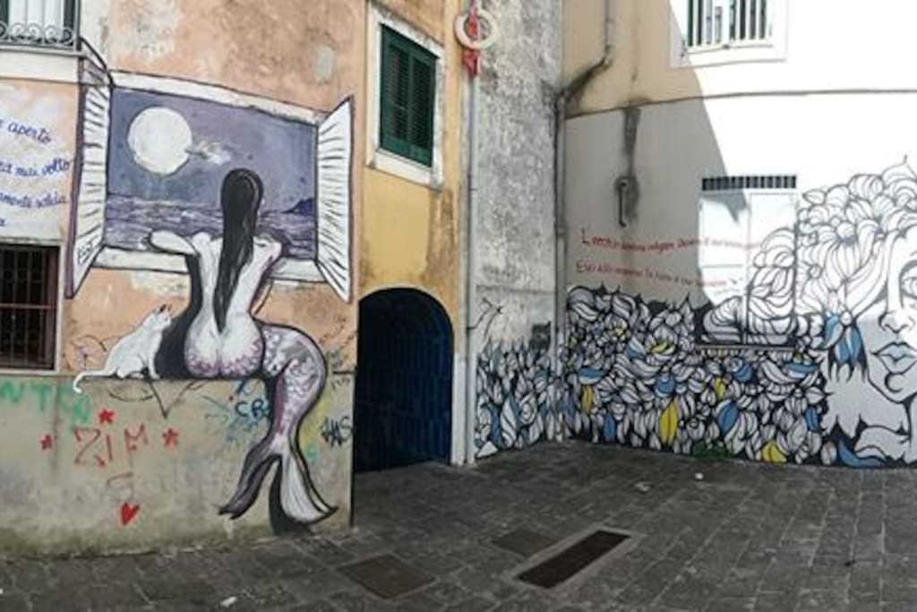 La Suite Astoria è collocata nel cuore di importanti luoghi di interesse storico: dal Duomo di Salerno, al Complesso di San Pietro a Corte, dal Teatro Municipale Giuseppe Verdi ai Giardini della Minerva e alla Scuola Medica Salernitana. A soli 10 minuti di cammino, si trova il corso principale di Salerno - piacevole per momenti di shopping e divertimento - e il lungomare che fa da cornice nei gradevoli momenti di relax -