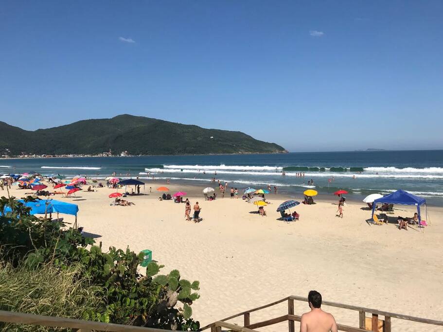 A praia dos Açores é uma das mais belas e tranquilas praias de Florianópolis