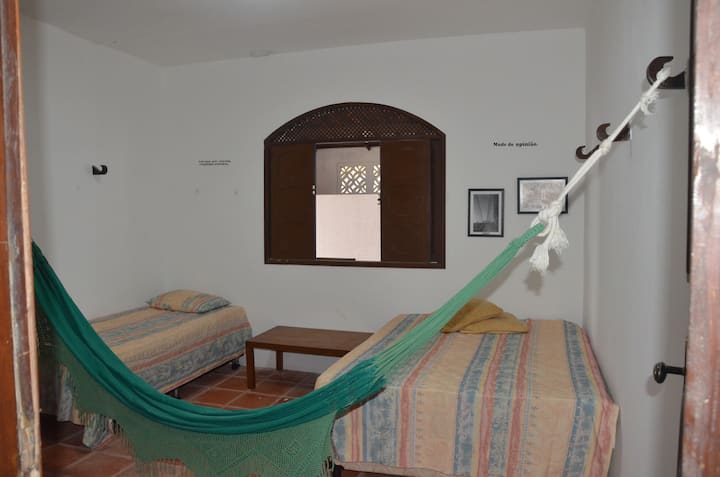 Საძინებელი 4: ორადგილიანი საწოლი, ერთადგილიანი საწოლი, ჰამაკი და ლეიბი იატაკზე