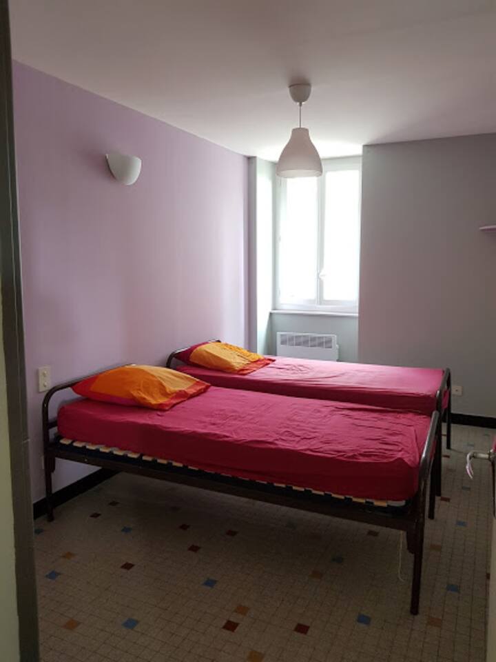 Chumba cha kulala 2: Vitanda 2 vya mtu mmoja na kabati