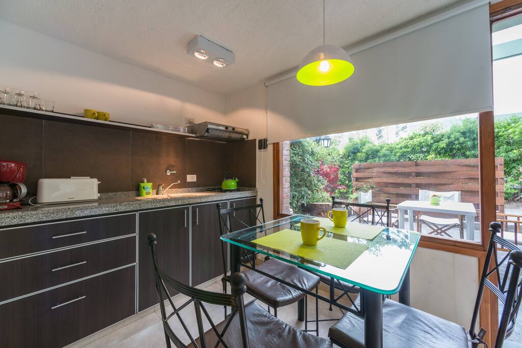 Comedor con vista al patio y al jardin