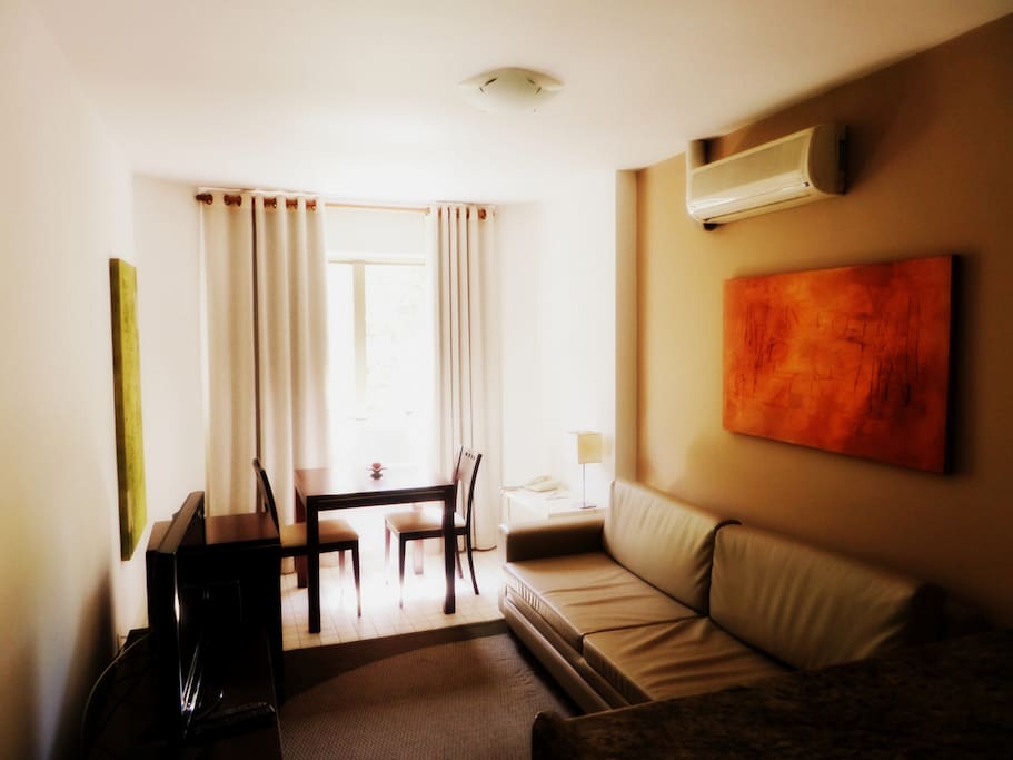 SALA com sofá-cama, janela anti-ruído, TV, Wifi, ar condicionado.