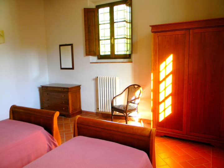 Спална соба 1c со два единечни кревета