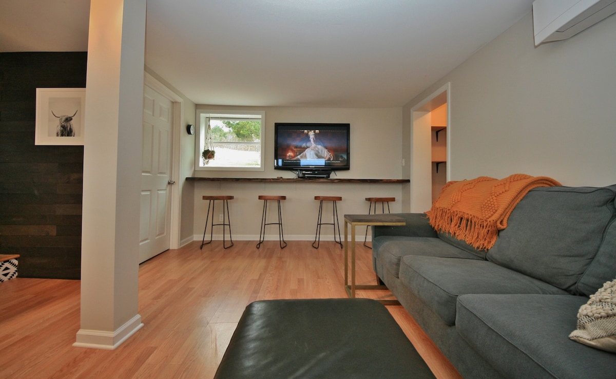 This live edge maple counter top is perfect for dining in