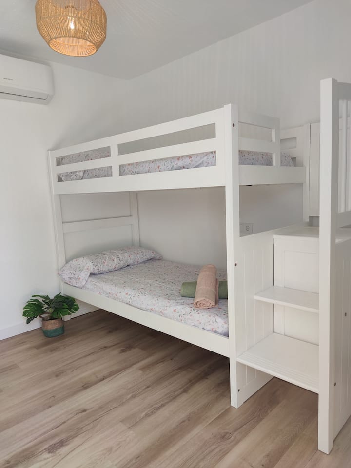Habitación con litera, muy cómoda tanto para niños como para adultos por sus escaleras progresivas. Tiene unas preciosas vistas a la montaña con unos atardeceres muy coloridos e impresionantes