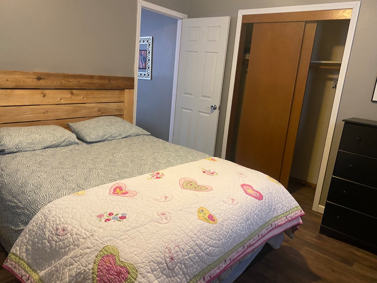 Chumba cha kulala, kitanda cha malkia, kabati nne za kujipambia