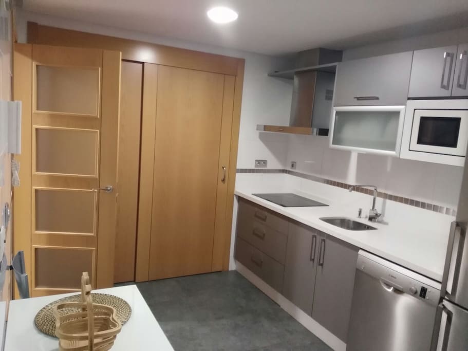 Cocina con una amplia despensa