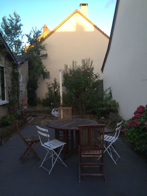 Jardin calme et agréable pour se reposer, idéal pour les apéritifs en famille.