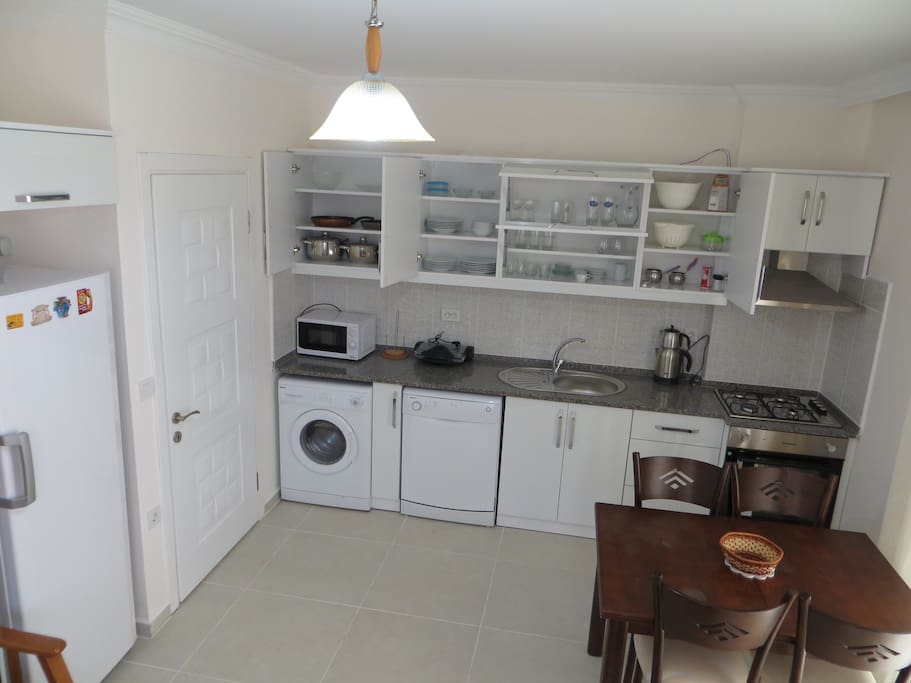Fully fitted kitchen with all modern appliances