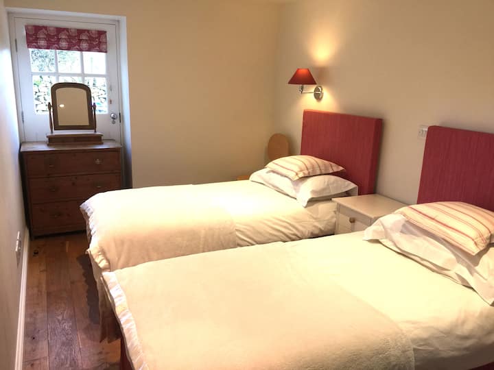 Dhoma e gjumit tre - Krevate teke dyshe (madhësia standarde - d.m.th. 3 këmbë e gjerë)