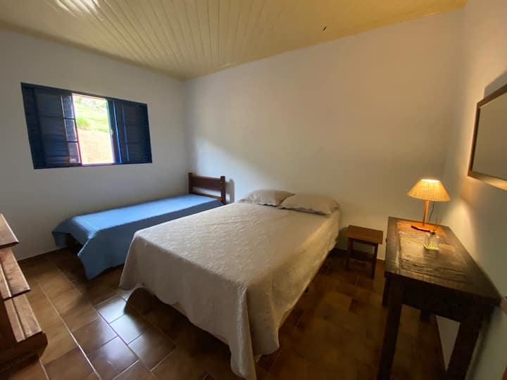 חדר שינה 2 - מיטה זוגית ומיטת יחיד אחת.