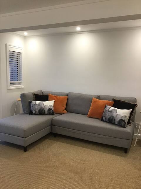 Popular Airbnb listing: Russell Palms Adorable 1 bedroom with sea views in Bay Of Islands