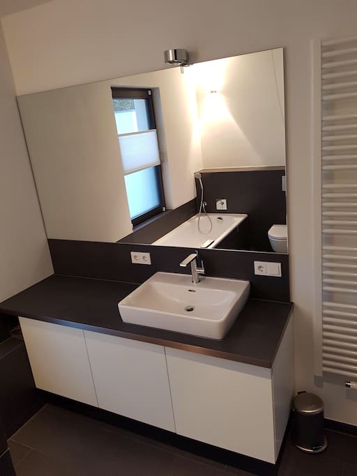 Badezimmer mit Dusche & Wanne, 2. Etage