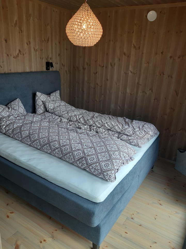 غرفة النوم الرئيسية. لا يتم توفير أغطية الأسرة ويجب إحضارها من قبل الضيوف.