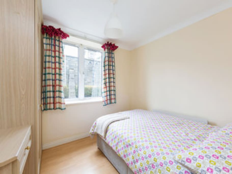 Quiet double bedroom with wardrobe space