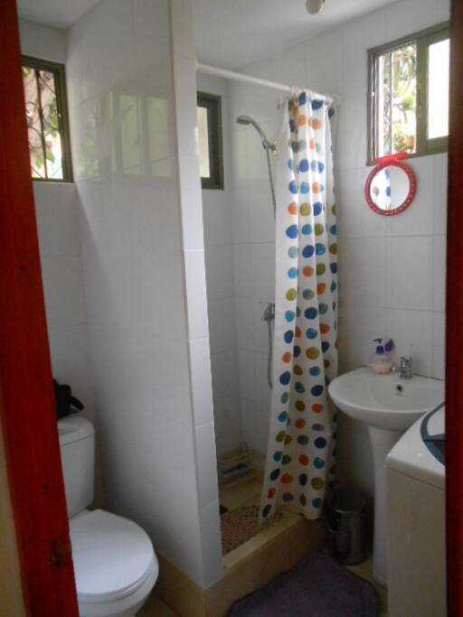 Baño compartido, completo y lavadora