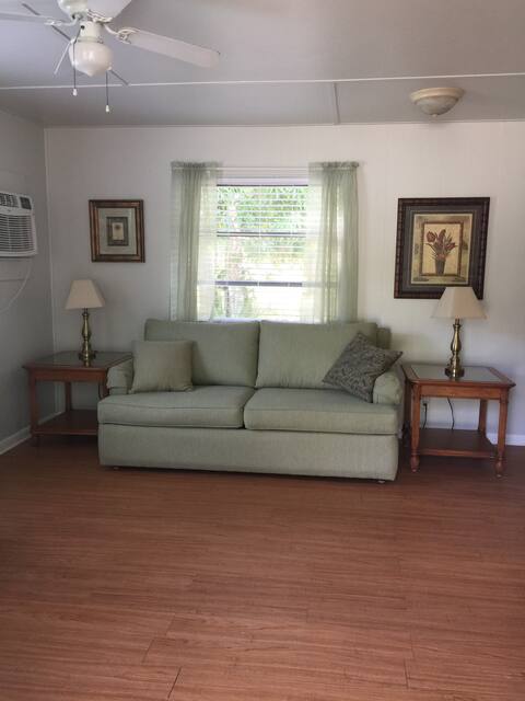 Top Airbnb: Rabbit Hollow Charming guest house in the country in North Fort Myers