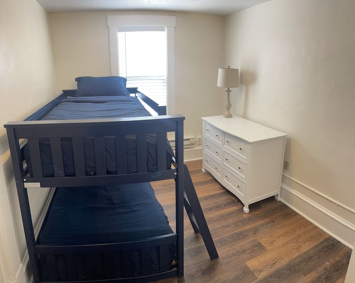 5-та спална соба на 1 кат со кревети на спрат.