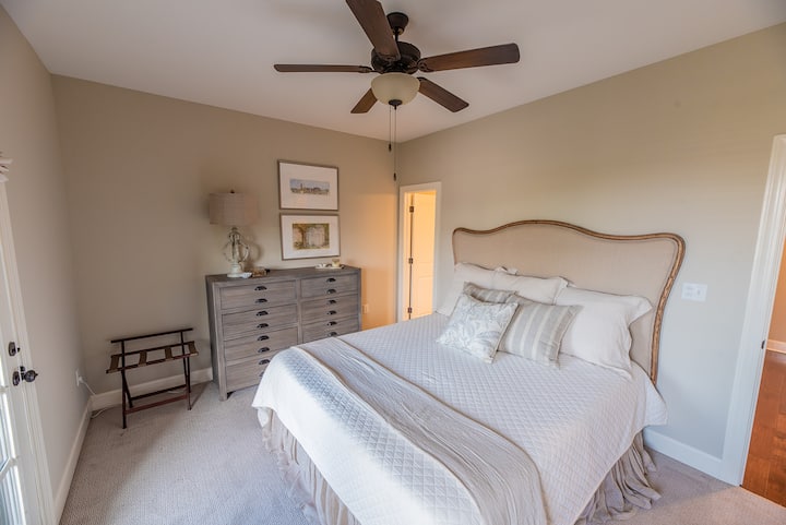 Glavna spavaća soba s bračnim krevetom (širine 180