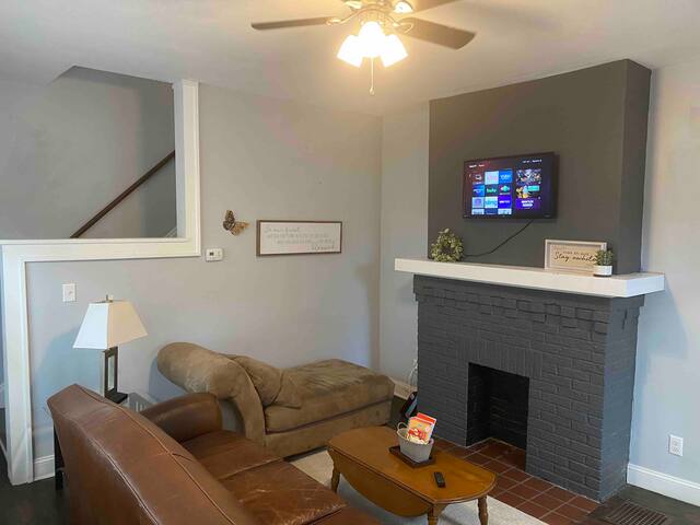 Campus Crest (B)-charming 2 bd close to campus! gallery image 3