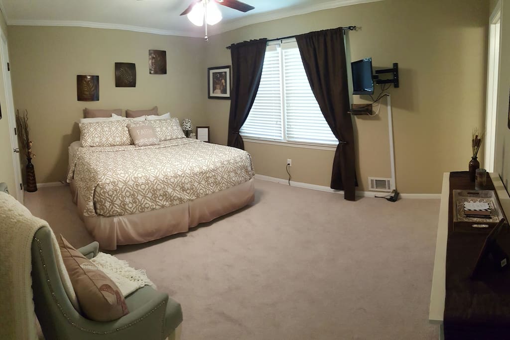 King Master with Ensuite with small walk-in closet