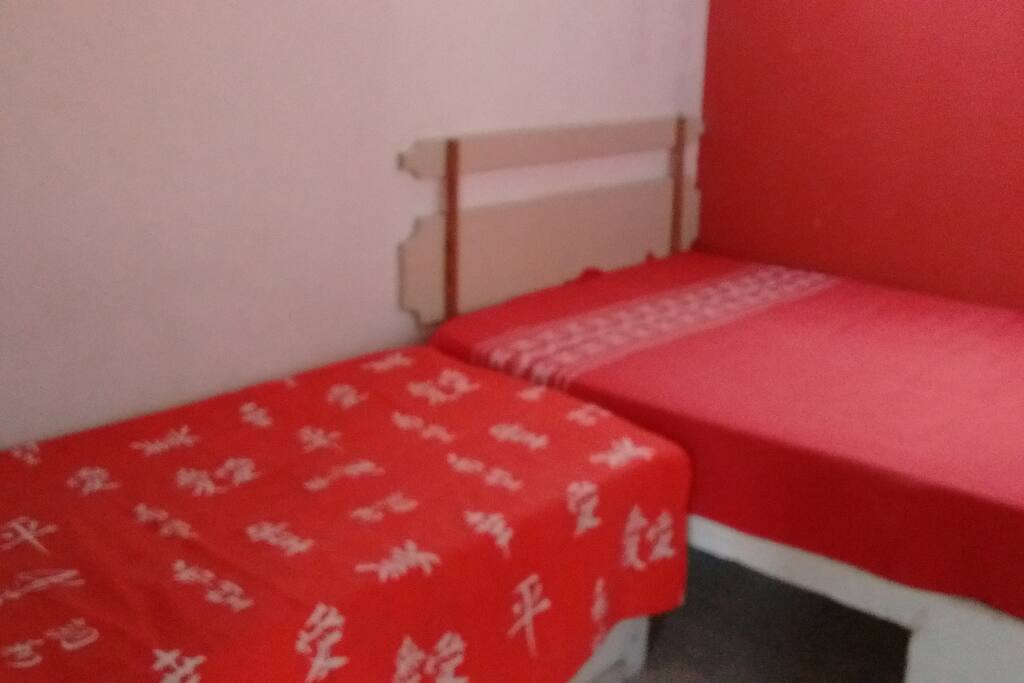 Quarto com cama de casal e de solteiro com ar condicionado