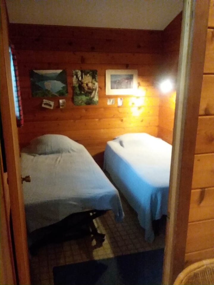 Kleinere van de twee kleine slaapkamers (8 bij 10) met eenpersoonsbedden uit elkaar; kast en ladekast ongezien aan de rechterkant